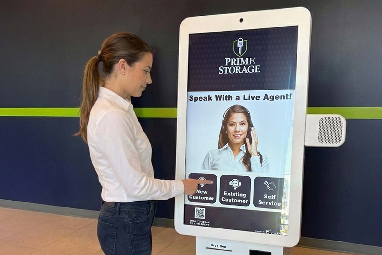 live-video-customer-service Smiling customer care agent providing live video customer service.